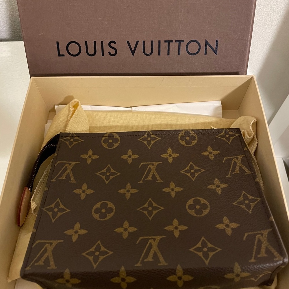 New Authentic Louis Vuitton 19 Toiletry Pouch